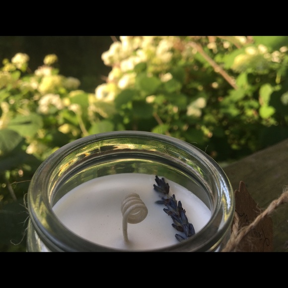 Real lavender plant infused, made with soy wax and essential oils. - Picture 2 of 4